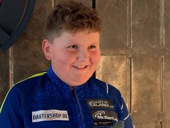 Im Rahmen einer Veranstaltung seines Sponsors "Target Darts" spricht das 12 Jahre alte Darts-Talent Ben Schneider mit SPORT1 über seinen Weg zum Darts-Sport sowie seine Ziele und Vorbilder. 