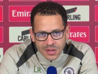 Chelsea-Trainer Liam Rosenior zeigt sich vor dem FA-Cup-Duell beeindruckt von der Entwicklung von Wrexham. Der Klub habe mit seinem sportlichen Aufstieg und der großen Aufmerksamkeit rund um Besitzer Ryan Reynolds eine außergewöhnliche Geschichte geschrieben.