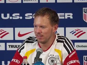Nach dem 2:1-Erfolg gegen die USA spricht Bundestrainer Julian Nagelsmann über Florian Wirtz und Jamal Musiala. Letzterem bescheinigt er eine ansteigende Form nach seiner schweren Verletzung.