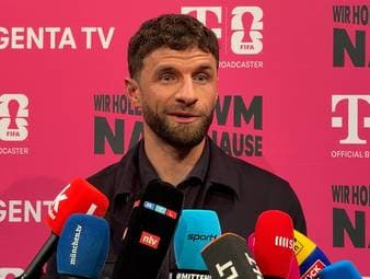 Thomas Müller und Mats Hummels feierten 2014 mit dem DFB-Team den WM-Titel. In einer aktuellen Medienrunde sprechen die beiden nun offen über den Druck, der auf der neuen Generation lastet – besonders nachdem die letzten Weltmeisterschaften für Deutschland nicht erfolgreich verliefen.