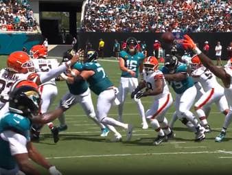 Jaguars-Quarterback Trevor Lawrence liefert gegen die Cleveland Browns eine Gala und sorgt mit vier Touchdowns für einen Blowout-Sieg. Mit seinem zweiten Passing-Touchdown knackt er eine historische Schallmauer.