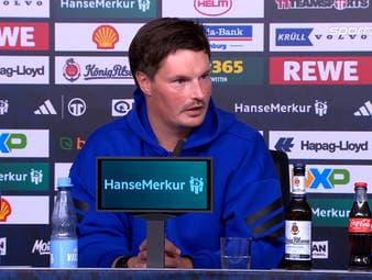 Robert Glatzel ist beim HSV aktuell außen vor. Cheftrainer Merlin Polzin erklärt nach dem Spiel gegen Wolfsburg, warum Ransford Königsdörffer momentan den Vorzug erhält. 