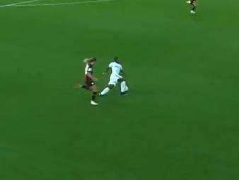 FC Bayern-Spielerin Amani verletzte sich im Bundesliga-Spiel gegen Bayer Leverkusen, woraufhin Alara für sie eingewechselt wurde.