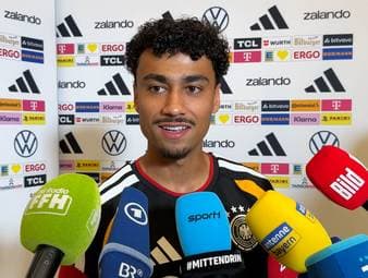 Nathaniel Brown ist einer der Youngster im Team von Julian Nagelsmann. Bei der Vorbereitung in Herzogenaurach berichtet er von einer besonderen Begegnung mit einem seiner Teamkollegen, den er früher als Fan verfolgt hat.