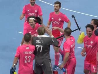 Die deutsche Hallenhockey-Nationalmannschaft gewinnt auch ihr drittes Gruppenspiel und steht damit vorzeitig im Halbfinale. Im Duell gegen Belgien lieferten die DHB-Männer ein echtes Torfestival mit 13 Treffern ab. Am morgigen Spieltag geht es nun im letzten Gruppenspiel gegen Spanien um den Gruppensieg. Alle Tore gibt es in diesem Video.