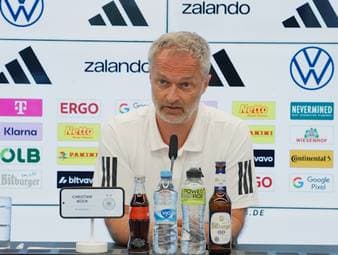 Nationaltrainer Christian Wück spricht über die aktuelle Genesungslage von Giulia Gwinn und Lena Oberdorf.