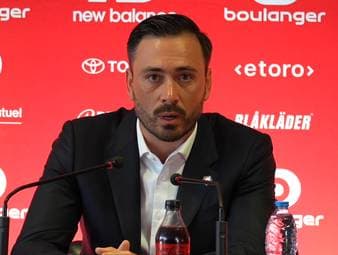 Bei seiner Vorstellung beim OSC Lille spricht Davide Ancelotti über seinen berühmten Nachnamen, die Zusammenarbeit mit Vater Carlo und seinen eigenen Weg als Trainer.