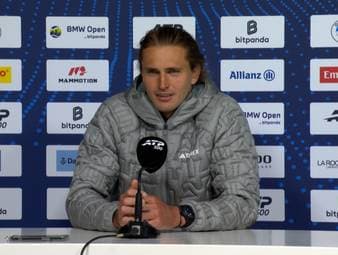 Alexander Zverev feiert bei den BMW Open in München einen Auftaktsieg und nimmt bei einem Zauberschlag das Heimpublikum mit. Hinterher verrät er, ob er die Zuschauer bewusst mitnehmen will.