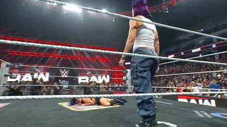 Bayley nahm bei WWE RAW ihre Fehde mit Lyra Valkyria wieder auf
