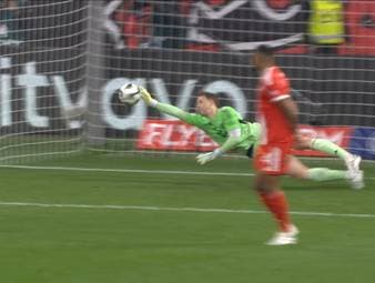 Das Halbfinale im DFB-Pokal zwischen Bayer Leverkusen und Bayern München ist die erwartet enge Partie. Am Ende sorgen die üblichen Verdächtigen für bayerische Freude.