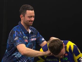 Im Finale des Grand Slam of Darts kommt es zwischen Luke Littler und Luke Humphries zu einem kuriosen Moment, den beide mit Humor nehmen.