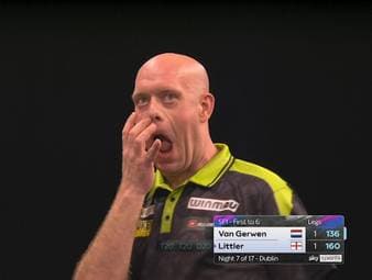 Michael van Gerwen überwirft im Spiel gegen Luke Littler die 136 Punkte, weil er das falsche Doppel trifft. Am Ende hat der Niederländer Glück, dass Littler nicht finishen kann.