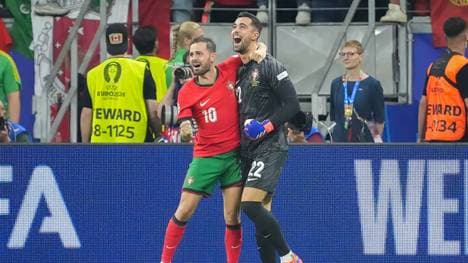 Diogo Costa und Bernado Silva jubeln nach dem 3:0-Erfolg im Elfmeterschießen. 