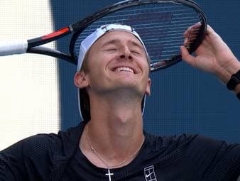 In der dritten Runde der Miami Open gelingt dem US-Amerikaner Sebastian Korda 29 Jahre nach seinem Vater das Kunststück, die aktuelle Nummer eins der Weltrangliste zu schlagen.