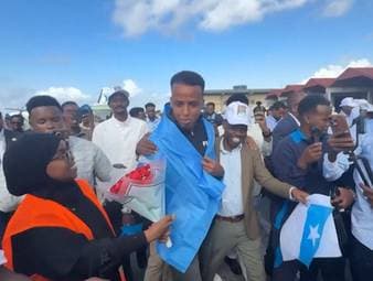 Der somalische Schiedsrichter Omar Artan ist nach seinem Einreiseverbot in die USA in sein Heimatland zurückgekehrt. Dort wird er wie ein Volksheld empfangen.