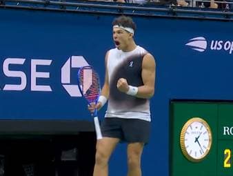 Ben Shelton darf weiter vom Titel in seinem Heimatland träumen! Der US-Amerikaner schlägt im Arthur Ashe Stadium den Kanadier Denis Shapovalov in vier Sätzen und steht im Achtelfinale der diesjährigen US Open. Gewinnt er auch das wartet im Viertelfinale kein geringerer als Carlos Alcaraz.
