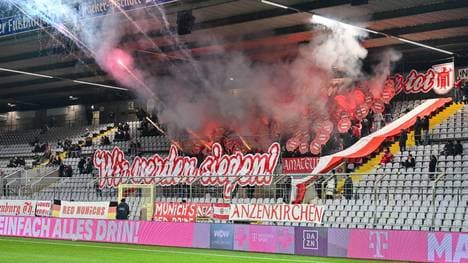 Fans des FC Bayern zünden beim Regionalligaspiel gegen Burghausen Pyro