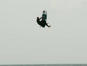 Horror-Sturz, Fairplay und ein hauchdünnes WM-Finale: Die Kite-Surf-WM auf Sylt sorgt für Spannung. Keanu Merten scheidet im Viertelfinale aus, James Carew wird Weltmeister und Kaya Lehmann holt Bronze für Deutschland.