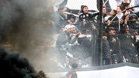 Die Fans von Deportivo Riestra feiern ihren Klub