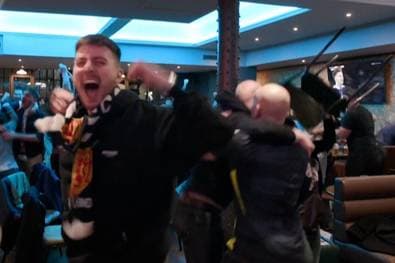 Hier entlädt sich die Freude einer ganzen Nation