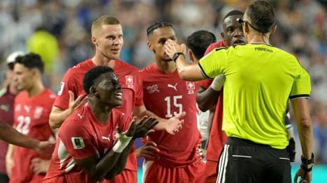 Breel Embolo (M.) flog vom Platz