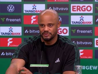 Vincent Kompany, Trainer des FC Bayern München, verteidigt nach zwei negativ konnotierten Fragen in Richtung seines Kollegen Kasper Hjulmand die Leverkusener Spielweise.