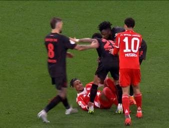 Michael Olise leitet Bayerns Führungstor im Pokalduell mit Bayer Leverkusen mit der Hacke ein, sorgt aber auch als Reizfigur für Aufmerksamkeit.