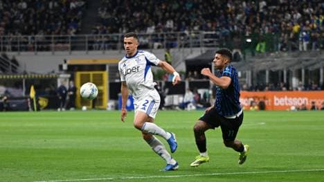 Comos Marc Oliver Kempf (l.) gegen Inters Luis Henrique