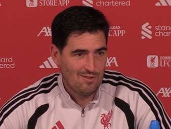 LFC-Trainer Andoni Iraola stellt sich vor Florian Wirtz: Der Deutsche solle wie jeder andere beurteilt werden, er sei sehr zufrieden mit ihm und schätze seinen Einsatz in vielen Bereichen des Spiels.