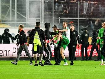 Regionalliga-Chaos: Fans jagen Spieler auf dem Platz