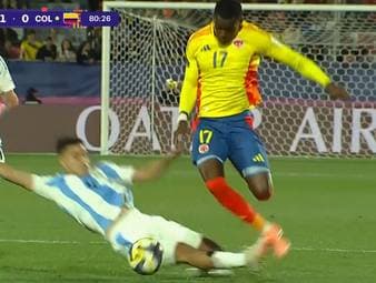 Argentinien setzt sich im Halbfinale der U20-WM knapp gegen Kolumbien durch. Die Schlussphase ist geprägt von harten Fouls.