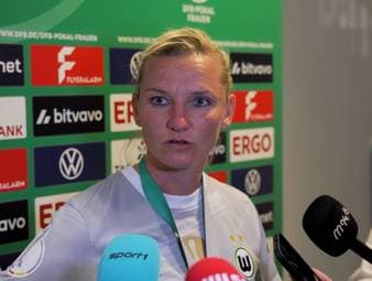 Nach ihrem vielleicht letzten Pokalfinale wird Alexandra Popp von ihren Gefühlen übermannt. Hinterher erklärt die Wolfsburgerin, die im Sommer zu Borussia Dortmund wechselt, ihre Tränen.