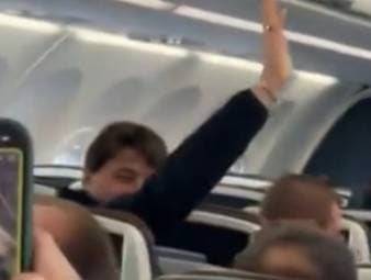 Fans von Tottenham Hotspur besingen während eines Flugs von London nach Madrid ihren ehemaligen Trainer Mauricio Pochettino vor der Champions-League-Partie gegen Atlético Madrid. Derweil läuft es für Tottenham in der Liga aktuell alles andere als rund.