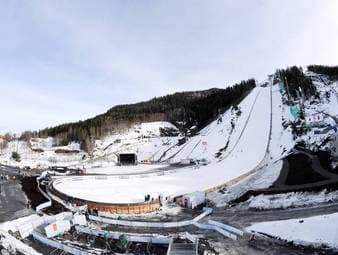 Beim Skispringen leben die Athleten den Traum vom Fliegen - insbesondere auf den ganz großen Schanzen. Inzwischen sind Sprünge auf weit über 200 Meter möglich. SPORT1 zeigt die Entwicklung des Weltrekords.