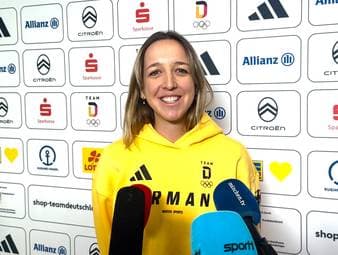 Bei der Olympia-Einkleidung spricht Franziska Preuß über ihre Vorbereitung auf die Olympischen Spiele und verrät, warum sie sich noch einmal für eine Teilnahme entschieden hat. Zudem erklärt sie, wie besonders es für sie ist, dass Familie und Freunde sie diesmal durch die Nähe des Standorts viel einfacher live vor Ort unterstützen können.