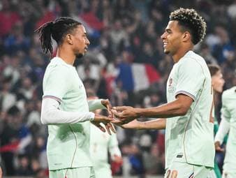 Désiré Doué findet auf der Pressekonferenz lobende Worte für Bayern-Spieler Michael Olise. Außerdem verrät er, ob Mr. Nonchalant auch innerhalb des Teams so wortkarg ist, wie in der Öffentlichkeit