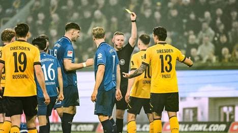 Schiedsrichter Lars Erbst stand mit seinen Entscheidungen im Mittelpunkt