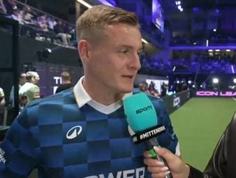Felix Kroos wird bei der Icon League auf eine Wette mit SPORT1-Experte Stefan Effenberg angesprochen. Er verspricht, seine Schulden im Doppelpass einzulösen.