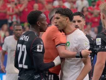 Im WM-Achtelfinale zwischen Marokko und Kanada kommt es nach einem Schubser von Achraf Hakimi zu einer Rudelbildung. Dabei werden ein paar Nettigkeiten ausgetauscht. 