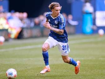 Schalke-Trainer Miron Muslic spricht vor dem Topduell gegen Paderborn über den noch 17-Jährigen Mika Wallentowitz und dessen Entwicklung.