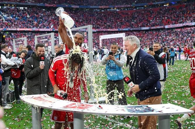 Olise erwischt es richtig! So feiern die Bayern