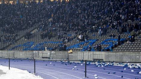 Die aktive Fanszene von Hertha BSC verließ während des Zweitliga-Topspiels gegen den FC Schalke 04 das Stadion 