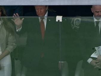 Trump tätschelt den WM-Pokal