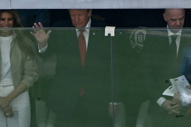 Trump tätschelt den WM-Pokal