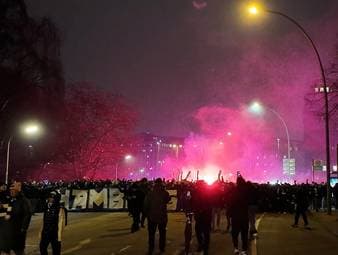 Schon vor dem Hamburg-Derby liefern beide Fanlager ordentlich ab. Bei den jeweiligen Fanmärschen herrscht eine ausgezeichnete Stimmung.