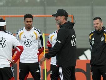Erstmals durfte Bundestrainer Jürgen Klopp das DFB-Training in großer Runde leiten.