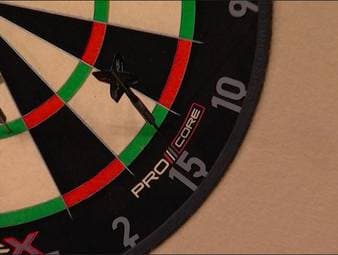 Luke Littler spielt im Finale gegen Jonny Clayton acht perfekte Darts und verpasst den 9-Darter nur um Millimeter. Noch bitterer wird es, denn Clayton checkt direkt danach aus und Littler verliert das Leg.