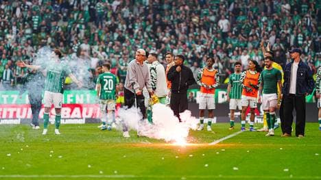 Die Bremen-Spieler wurden von den HSV-Fans mit Leuchtraketen beschossen