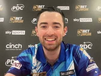 Luke Humphries muss nach einer Publikumsfrage wählen, ob er lieber erneut Weltmeister wird oder ob sowohl Leeds United die Champions League als auch England die Weltmeisterschaft gewinnt.