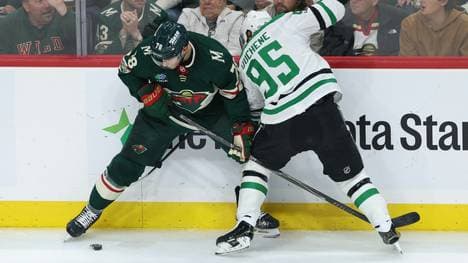 Nico Sturm (l.) kämpft mit Matt Duchene um den Puck